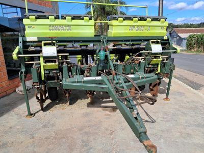 Plantadeira marca KF 6 linhas